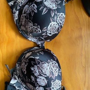 NWT Victoria’s Secret 40C Bra, Black